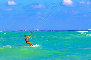 playa del carmen quintana roo mexico 2021 sport acquatici come kitesurf kiteboarding wakeboard playa del carmen mexico. foto