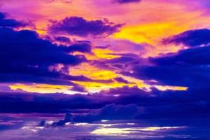 bellissimo sbalorditivo colorato e d'oro tramonto ao nang spiaggia Tailandia. foto