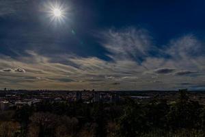 panorama di il città di Madrid nel un' primavera soleggiato giorno foto