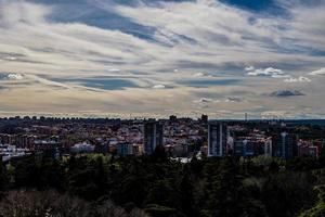 panorama di il città di Madrid nel un' primavera soleggiato giorno foto