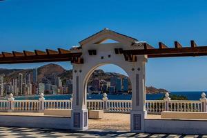 bianca punto di vista nel il vecchio cittadina di benidorm Spagna contro il blu mare su un' estate giorno foto