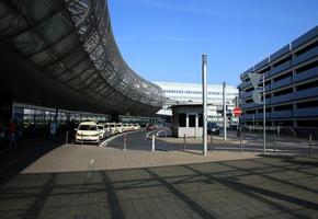 dusseldorf, Germania, mercoledì 12 aprile 2023 internazionale aeroporto persone a piedi e in viaggio nel Europa alto qualità sfondo vacanze stampe foto