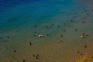 estate paesaggio spiaggia e mare superiore Visualizza nel estate giorno benedom Spagna foto
