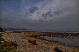 paesaggio vuoto roccioso spiaggia su un' nuvoloso giorno Spagna foto