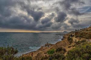 paesaggio di il lungomare di alicante Spagna su un' caldo soleggiato autunno giorno foto