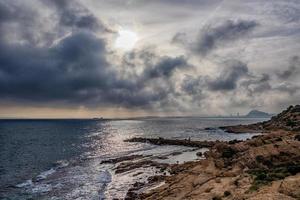 paesaggio di il lungomare di alicante Spagna su un' caldo soleggiato autunno giorno foto