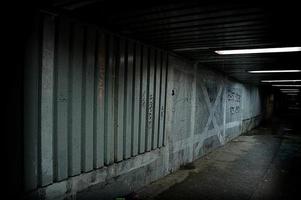 abbandonato urbano metropolitana passaggio con graffiti su il parete foto