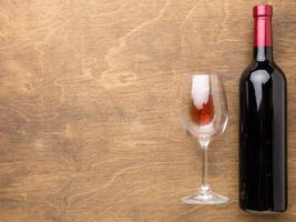 bicchiere da bottiglia di vino piatto con spazio di copia foto