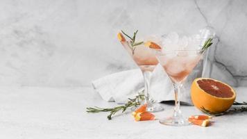 vista frontale di cocktail di bevande alcoliche con pompelmo
