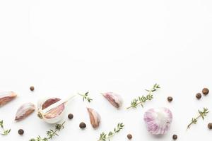 aglio ed erbe aromatiche con copia spazio su sfondo bianco foto