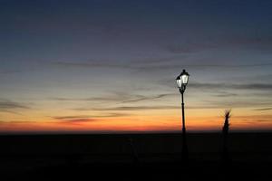 lampioni accesi con un colorato cielo al tramonto a sochi, russia foto
