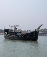 bellissimo di legno trawler su il fiume avvicinamento sparo. di legno pesca barca andando attraverso un' fiume. bellissimo sud-est asiatico natura con un' acqua nave e blu cielo. trawler andando attraverso il corso d'acqua. foto