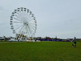 Basso angolo Visualizza di volontà lago e pubblico parco con Ferris ruota per divertimento. persone siamo godendo il inizio di estate stagione a Questo parco di Milton keynes Inghilterra UK. metraggio era catturato su 09-aprile-202 foto