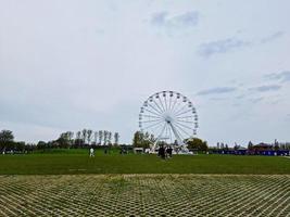 Basso angolo Visualizza di volontà lago e pubblico parco con Ferris ruota per divertimento. persone siamo godendo il inizio di estate stagione a Questo parco di Milton keynes Inghilterra UK. metraggio era catturato su 09-aprile-202 foto