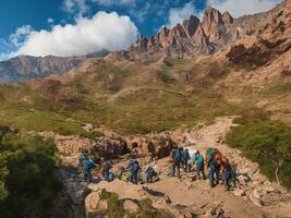 gruppo di esploratori intestazione in direzione il montagna ai generativo foto