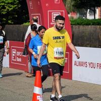 nuovo delhi, India - marzo 16 2023 - vedanta delhi metà maratona gara dopo covid nel quale maratona partecipanti di per attraversare il finire linea, delhi metà maratona 2022 foto