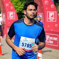 nuovo delhi, India - marzo 16 2023 - vedanta delhi metà maratona gara dopo covid nel quale maratona partecipanti di per attraversare il finire linea, delhi metà maratona 2022 foto