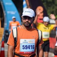 nuovo delhi, India - marzo 16 2023 - vedanta delhi metà maratona gara dopo covid nel quale maratona partecipanti di per attraversare il finire linea, delhi metà maratona 2022 foto