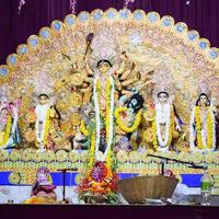 dea durga con aspetto tradizionale in vista ravvicinata in un sud kolkata durga puja, durga puja idol, un più grande festival navratri indù in india foto