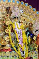 dea durga con aspetto tradizionale in vista ravvicinata in un sud kolkata durga puja, durga puja idol, un più grande festival navratri indù in india foto