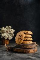 fatti in casa cioccolato patata fritta biscotti su rustico di legno sottobicchiere e astratto sfondo foto