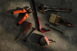 impostato di assortito opera Strumenti. vario carpenteria utensili su di legno sfondo. foto