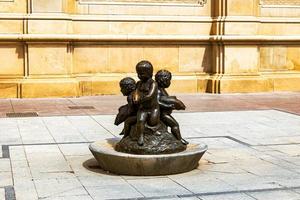 famoso storico scultura con bambini brocca e pesce su il principale dito nel saragozza Spagna foto