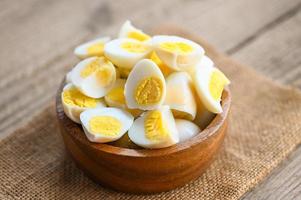 bollito uova cibo, Quaglia uova su ciotola, prima colazione uova con fresco Quaglia uova su mano servito su il tavolo cibo foto