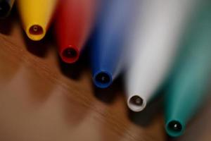colorato penne vicino su sfondo grande dimensione alto qualità immediato stampe foto