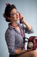 donna nel il stile di il anni cinquanta. retrò donna detiene un' Telefono. foto