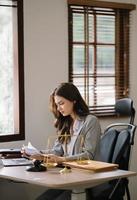 giustizia e legge concetto . femmina giudice nel un' aula su tavolo e consulente Lavorando nel moderno ufficio. foto