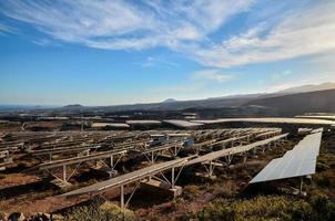 un' campo con solare pannelli foto