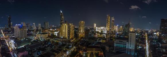 Visualizza al di sopra di il orizzonte di bangkok a partire dal aereo posizione a notte foto