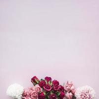 composizione di vari fiori su sfondo rosa foto