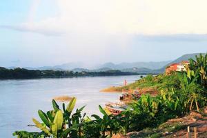 tradizione di lungo coda barca e pescatore nel bellissimo tramonto crepuscolo a khong fiume il thai-laos confine chaingkhan distric Tailandia foto