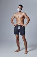 muscolare uomo su beachwear foto