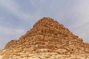 Visualizza su della regina piramide nel Giza foto