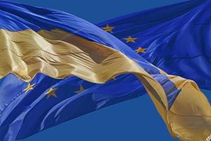 bandiere di Ucraina e europeo unione contro blu cielo foto