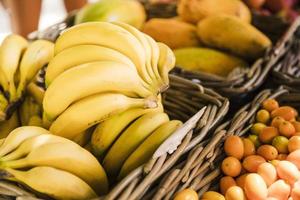 banane fresche e sane al mercato di strada