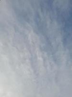 bellissimo bianca nuvole su in profondità blu cielo sfondo. grande luminosa morbido soffice nuvole siamo copertina il intero blu cielo. foto
