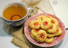 fatti in casa identificazione personale fragola marmellata biscotti e tè foto