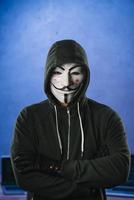 hacker con maschera anonima foto