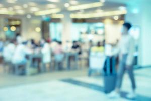 sfocato Immagine di aeroporto caffè negozio o bar ristorante con i viaggiatori per sfondo foto