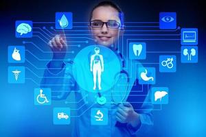 medicina medico e stetoscopio nel mano toccante icona medico Rete connessione con moderno virtuale schermo interfaccia, medico tecnologia Rete concetto e Due medico foto