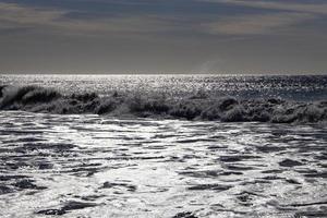 paesaggio di ruvido blu oceano e senza nuvole cielo foto