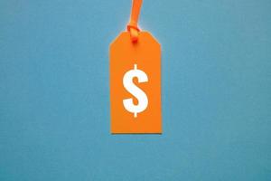 dollaro simbolo nel arancia prezzo etichetta su blu sfondo foto