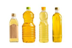 olio vegetale con olio d'oliva in bottiglia diversa per cucinare isolato su sfondo bianco con tracciato di ritaglio. foto