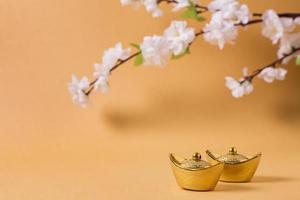 concetto di capodanno cinese con albero in fiore su sfondo arancione foto