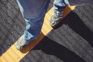 uomo con scarpe da ginnastica che cammina per strada foto