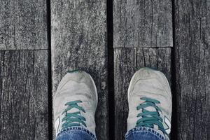 uomo con scarpe da ginnastica che cammina per strada foto